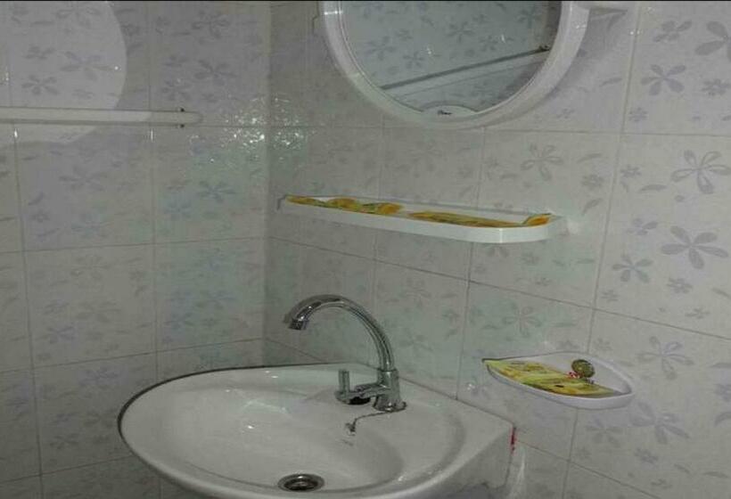 اتاق استاندارد سه نفره, Red Dragon Hotel Hsipaw