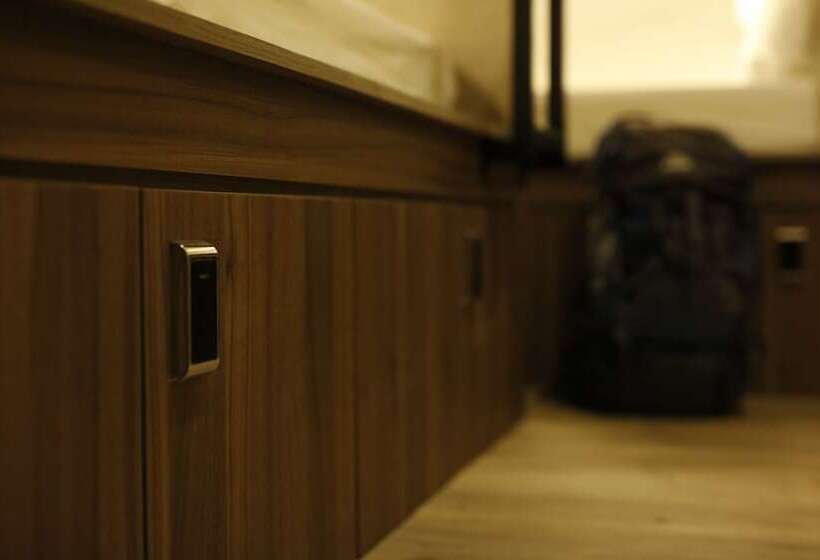 تختخواب در اتاق مشترک, Beat. Capsule Hostel @ Boat Quay