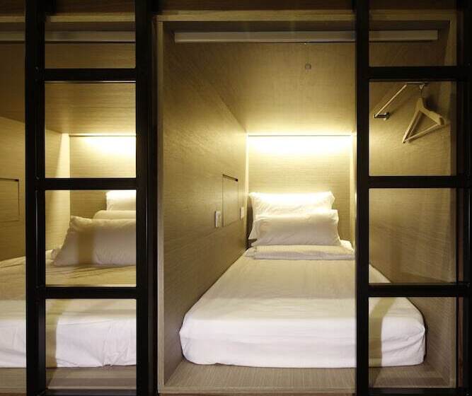 تختخواب در اتاق مشترک, Beat. Capsule Hostel @ Boat Quay