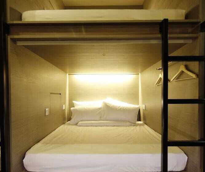 تختخواب در اتاق مشترک, Beat. Capsule Hostel @ Boat Quay