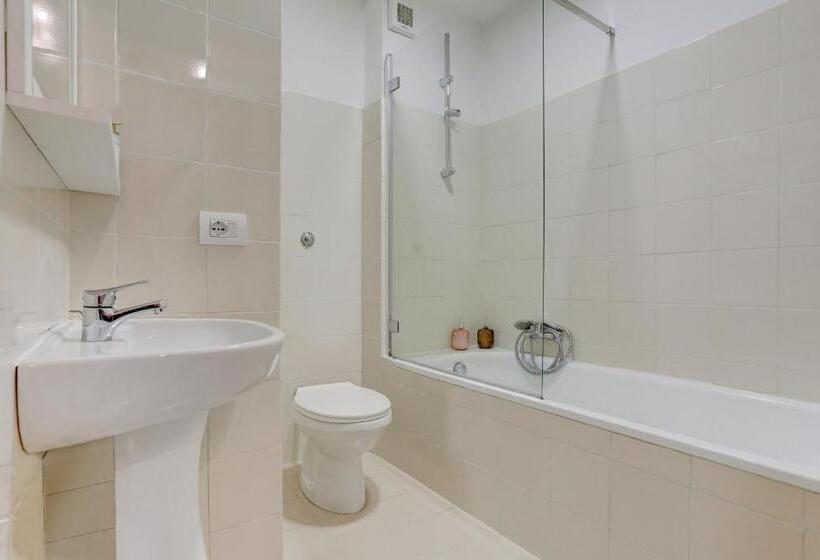 اتاق استاندارد با سرویس بهداشتی مشترک, Happy Seasons