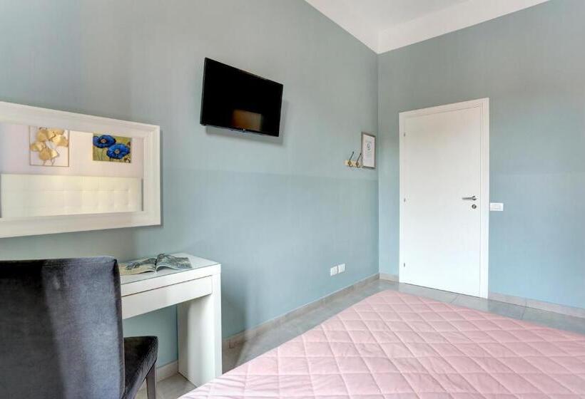 اتاق استاندارد با سرویس بهداشتی مشترک, Happy Seasons