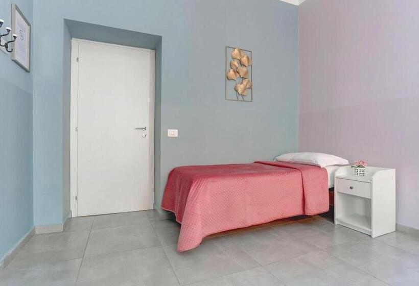 اتاق استاندارد با سرویس بهداشتی مشترک, Happy Seasons