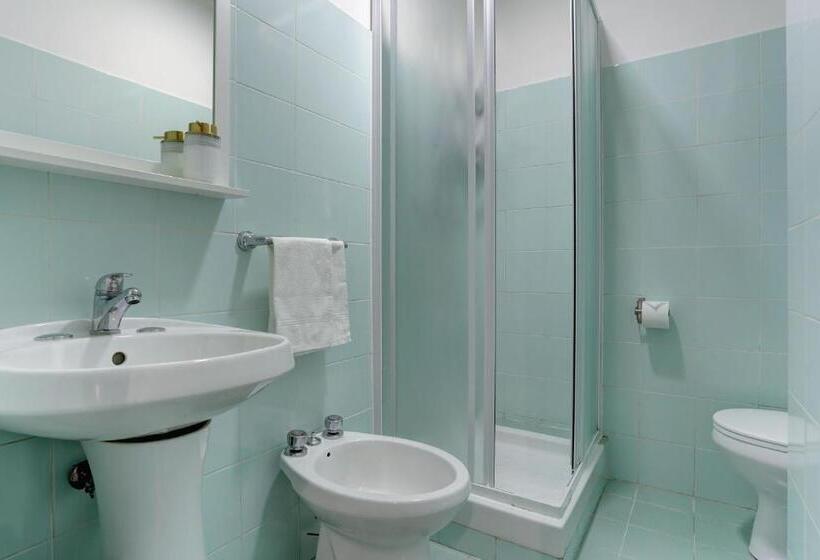 اتاق استاندارد سه تخته با سرویس بهداشتی مشترک, Happy Seasons