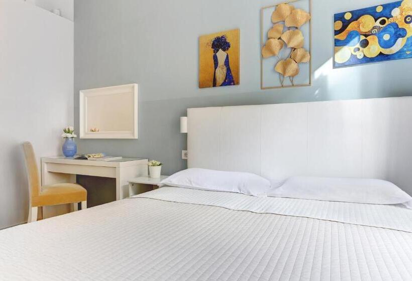 اتاق استاندارد سه تخته با سرویس بهداشتی مشترک, Happy Seasons