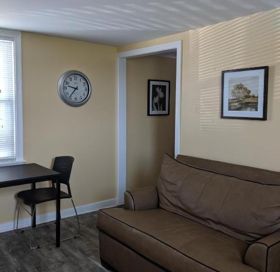 غرفه قياسيه سريرين مزدوجين, Clarence Inn Extended Stay