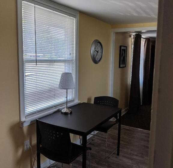 غرفه قياسيه سريرين مزدوجين, Clarence Inn Extended Stay