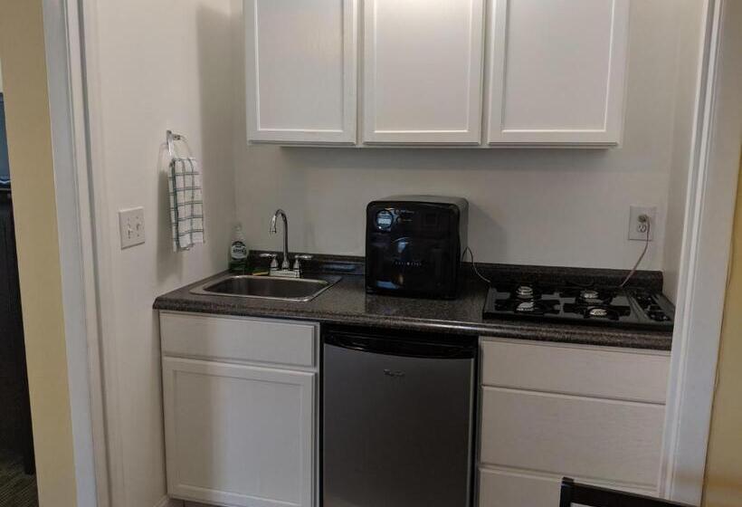 غرفه قياسيه سريرين مزدوجين, Clarence Inn Extended Stay