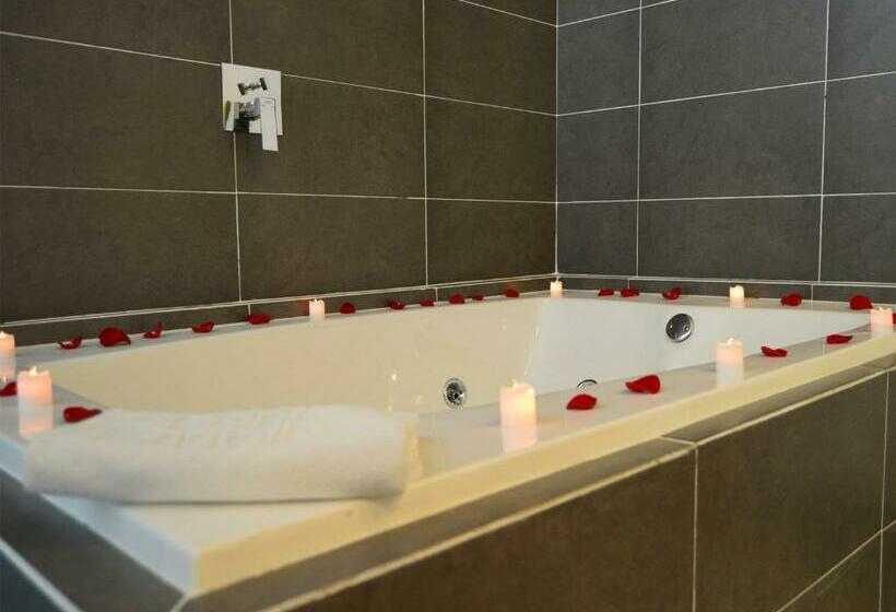 جناح, Lleras Green