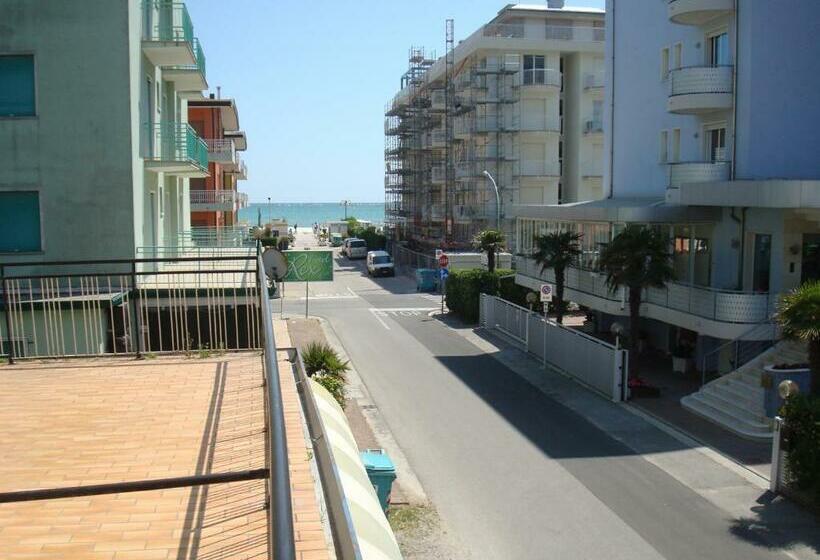 Standard Triple Room with Terrace, Marlisa Pier