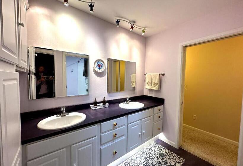 غرفة قياسية ثلاثية مزودة بتراس, Green Garden