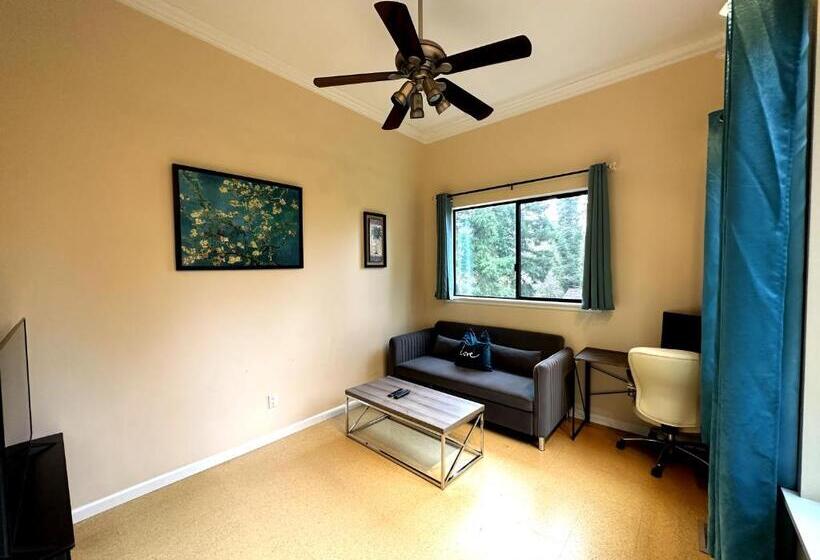 غرفة قياسية ثلاثية مزودة بتراس, Green Garden