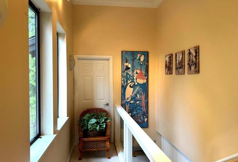 غرفة قياسية ثلاثية مزودة بتراس, Green Garden