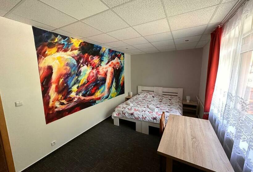 غرفة عائلية مطلّة علي الحديقة, Penzión Michaela Vyhne