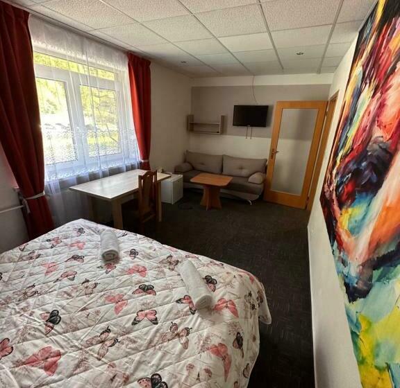 غرفة عائلية مطلّة علي الحديقة, Penzión Michaela Vyhne