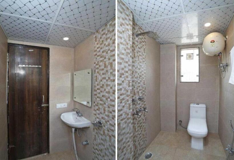 חדר קלאסי לשלושה, Collection O Sahana