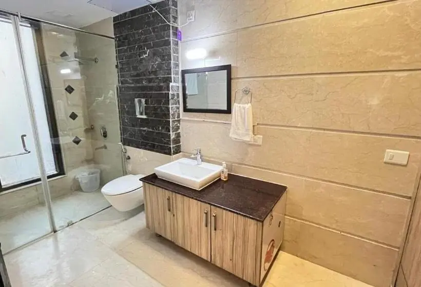 キングサイズベッドのスタンダードルーム, Abode Residency Safdarjung Enclave Near U S Embassy Delhi