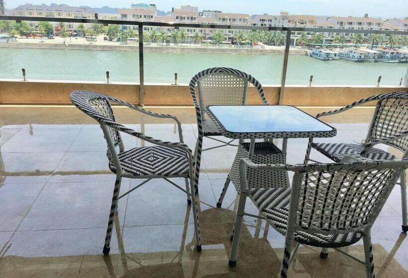 اتاق استاندارد چهار تخته با چشم‌انداز دریا, Moc Tra Hotel Tuan Chau Hạ Long