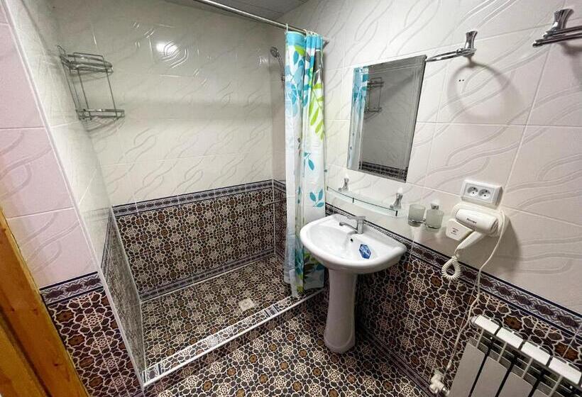 デラックスルーム, Shukrona Guest House