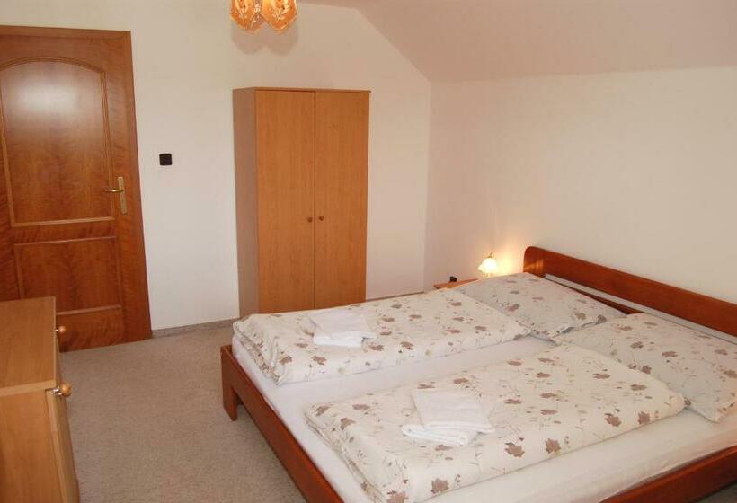 شقة غرفتين نوم مزودة بشُرفة, Apartmány Florian