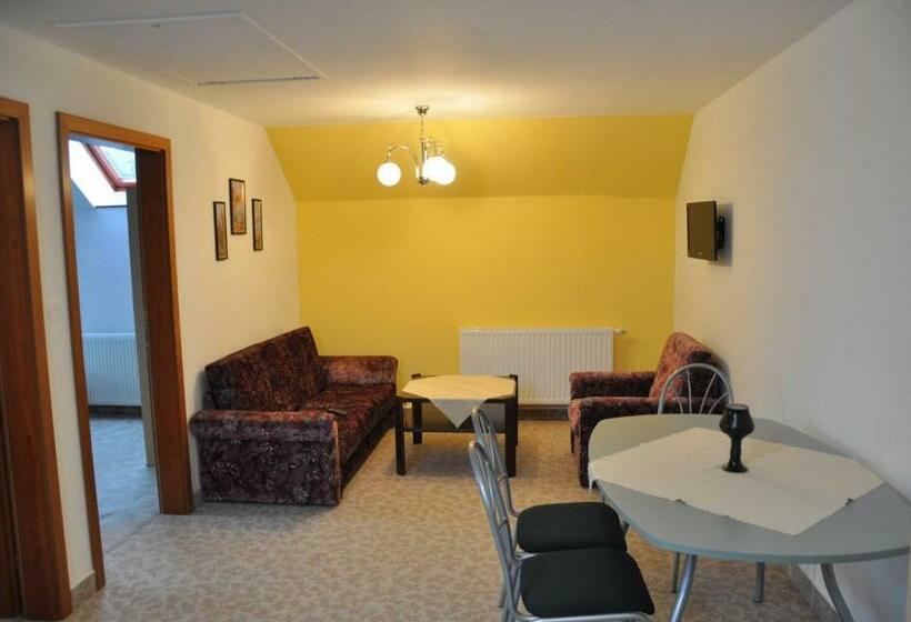 شقة غرفتين نوم مزودة بشُرفة, Apartmány Florian