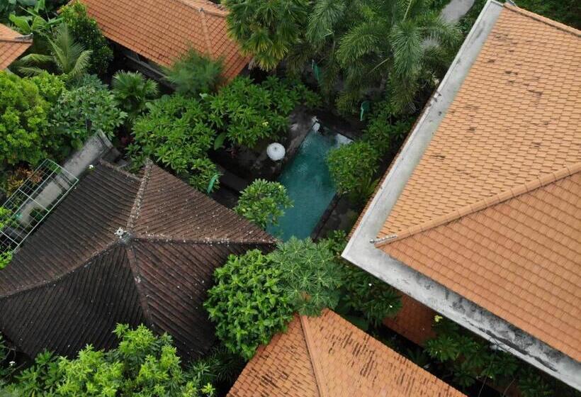 غرفة قياسية مطلّة علي حمام السباحة, Jiwa S House