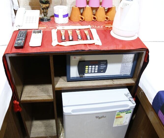 اتاق استاندارد سه نفره, Sandhu Guest House