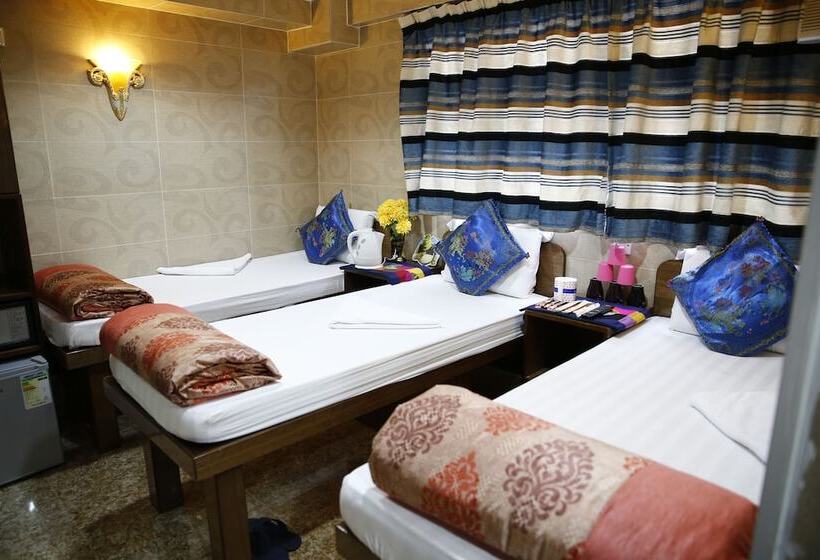 اتاق استاندارد سه نفره, Sandhu Guest House