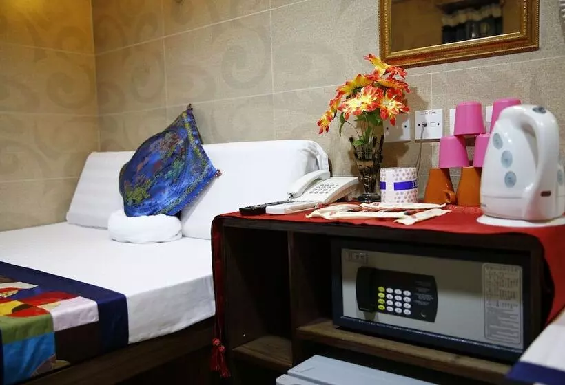 اتاق استاندارد سه نفره, Sandhu Guest House