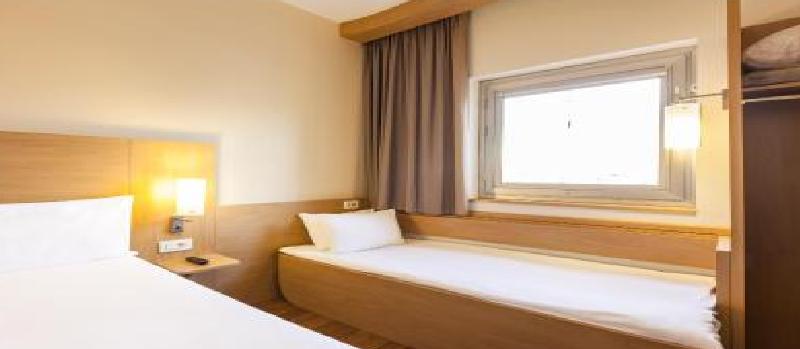 اتاق خانوادگی, Sandhu Guest House