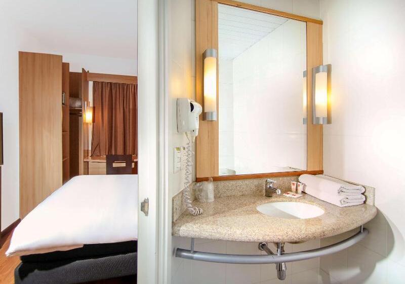 اتاق خانوادگی, Sandhu Guest House