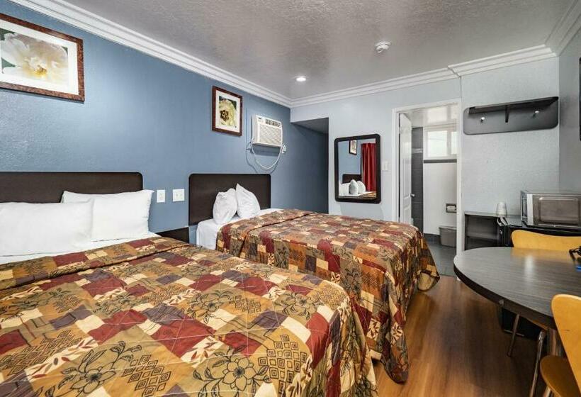 带2个双人床的标准工作室, Travelodge By Wyndham Sacramento Convention Center