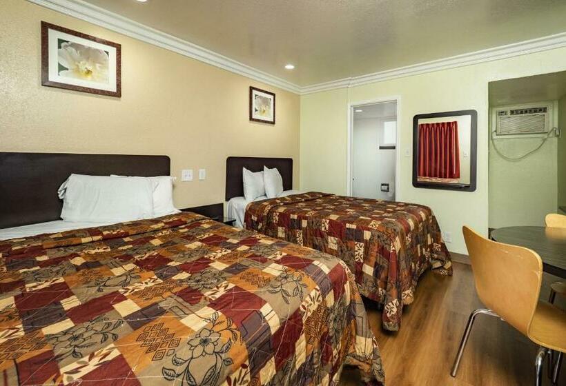 带2个双人床的标准工作室, Travelodge By Wyndham Sacramento Convention Center