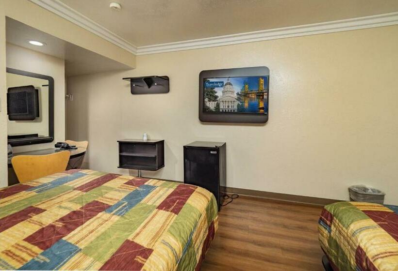 带2个双人床的标准工作室, Travelodge By Wyndham Sacramento Convention Center