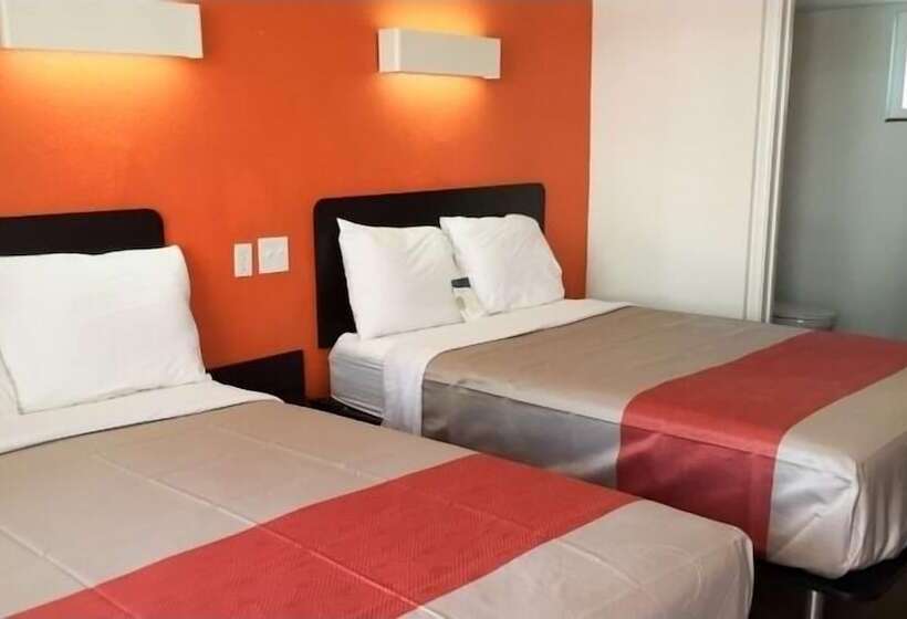 带2个双人床的标准工作室, Travelodge By Wyndham Sacramento Convention Center