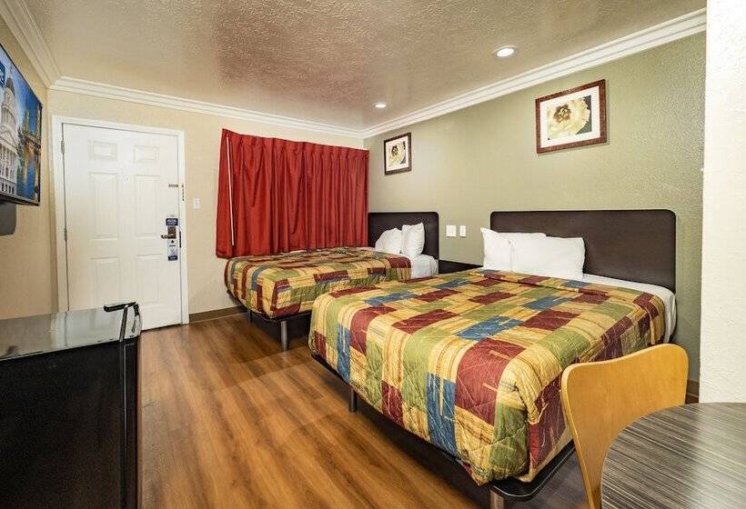 带2个双人床的标准工作室, Travelodge By Wyndham Sacramento Convention Center