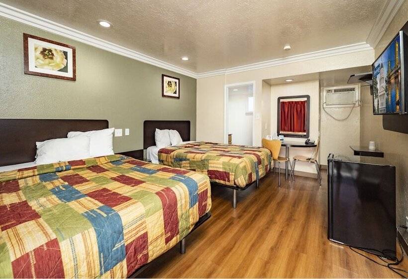 带2个双人床的标准工作室, Travelodge By Wyndham Sacramento Convention Center