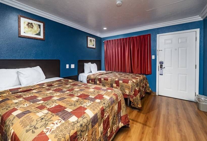 带2个双人床的标准工作室, Travelodge By Wyndham Sacramento Convention Center