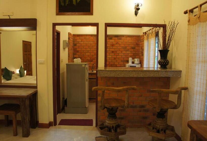 إستوديو ديلوكس, Palm Village