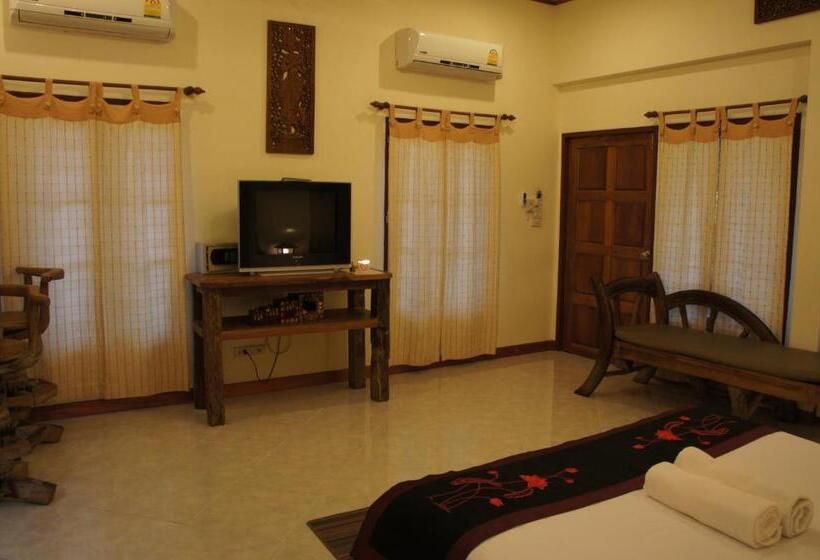 إستوديو ديلوكس, Palm Village