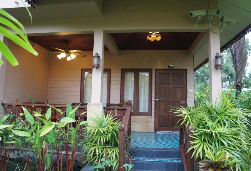 إستوديو ديلوكس, Palm Village