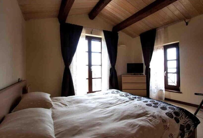 2 Bedrooms Apartment Lake View, Antico Casale Tiravento