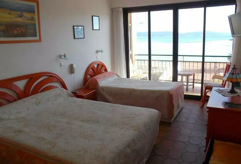 Standard Triple Room Sea View, Hôtel Les Alizés