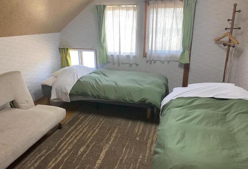 חדר אקונומי, Akane Yado