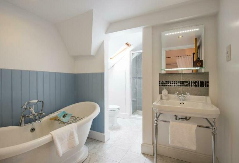 جناح, The Old Dairy At Bishops Barton