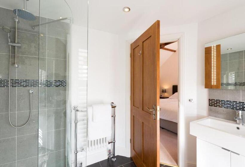 جناح جونيور, The Old Dairy At Bishops Barton