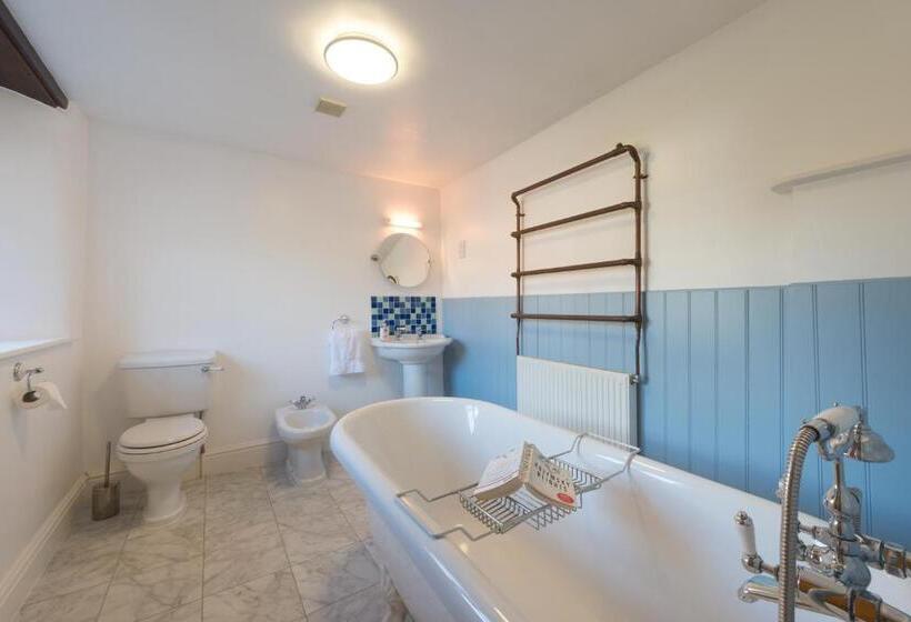 غرفة عائلية, The Old Dairy At Bishops Barton