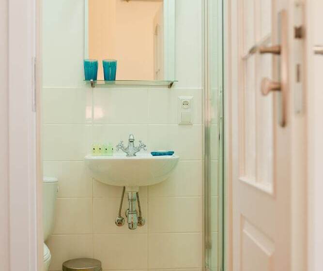 اتاق اکونومی, Danylo Inn