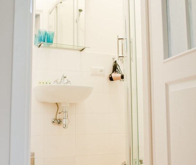 اتاق اکونومی, Danylo Inn