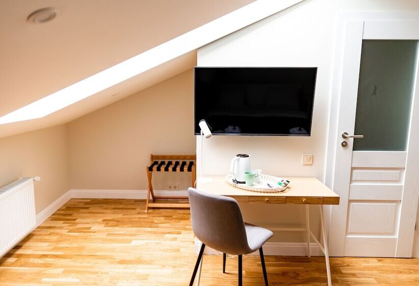 اتاق اکونومی, Danylo Inn